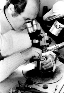 Herwig Otto am Mikroskop